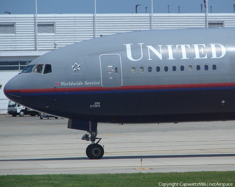 United Airlines Boeing 777-222 (N211UA) | Photo 665990