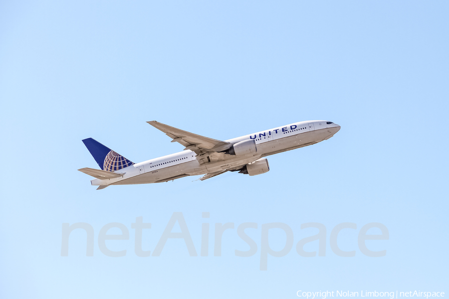 United Airlines Boeing 777-222 (N211UA) | Photo 468921