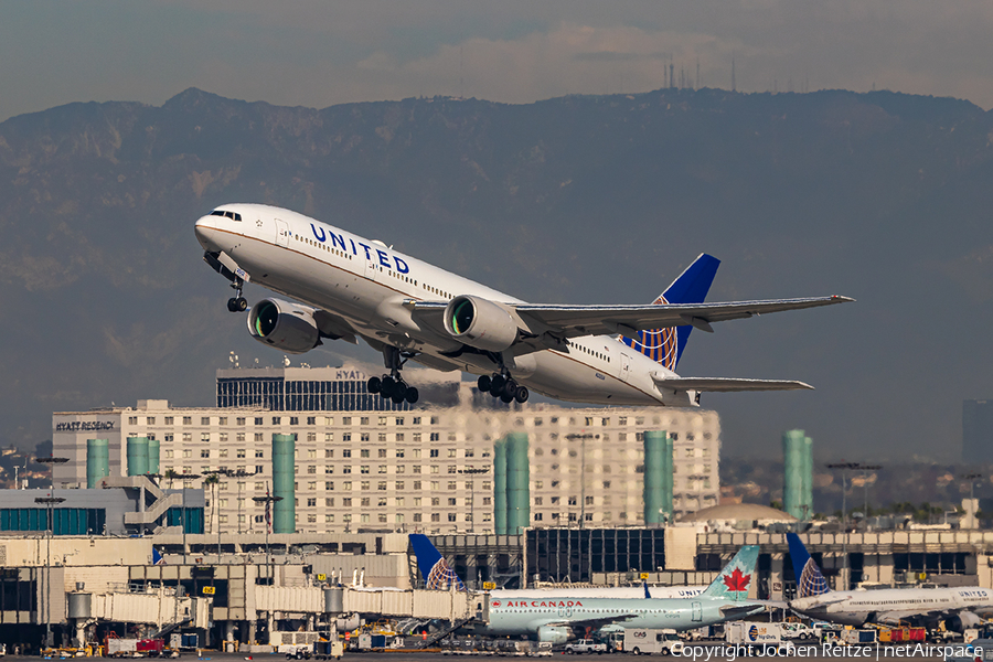 United Airlines Boeing 777-222 (N212UA) | Photo 363426