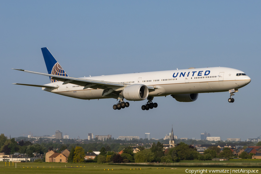 United Airlines Boeing 777-322(ER) (N2135U) | Photo 572780