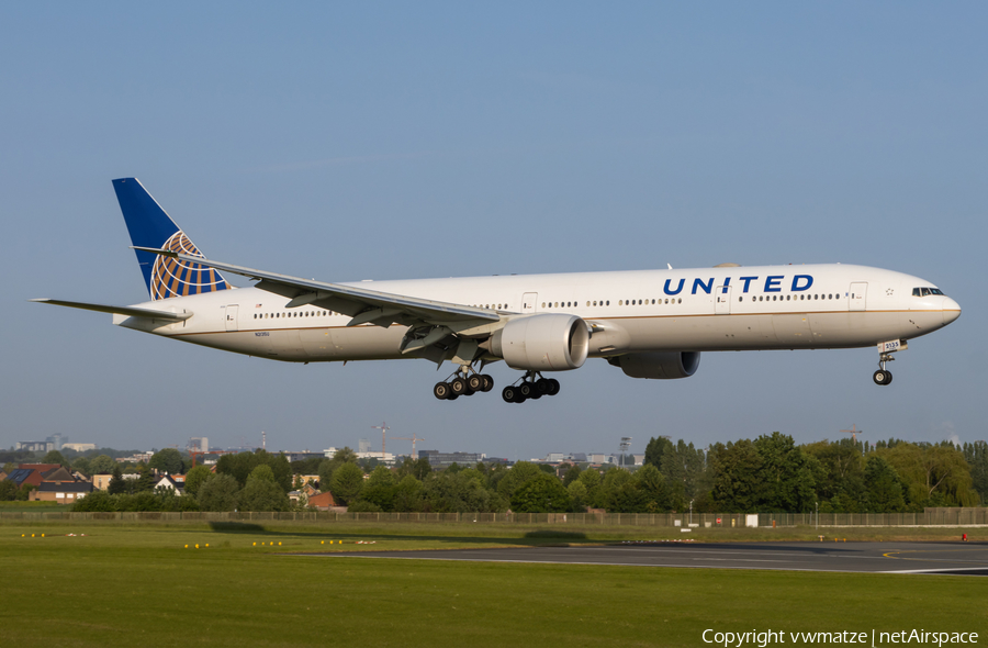 United Airlines Boeing 777-322(ER) (N2135U) | Photo 572783