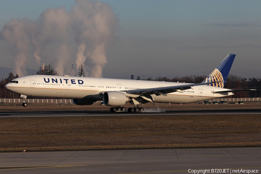 United Airlines Boeing 777-322(ER) (N2135U) | Photo 365170