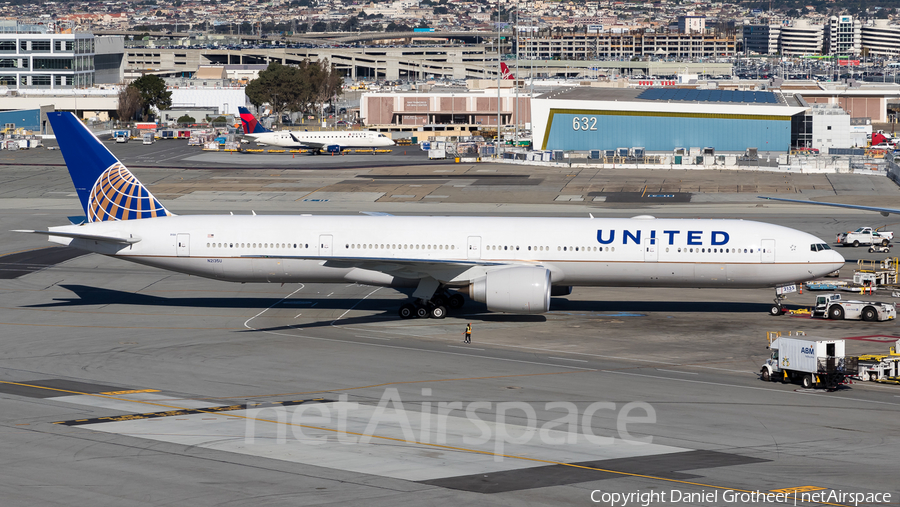 United Airlines Boeing 777-322(ER) (N2135U) | Photo 238823