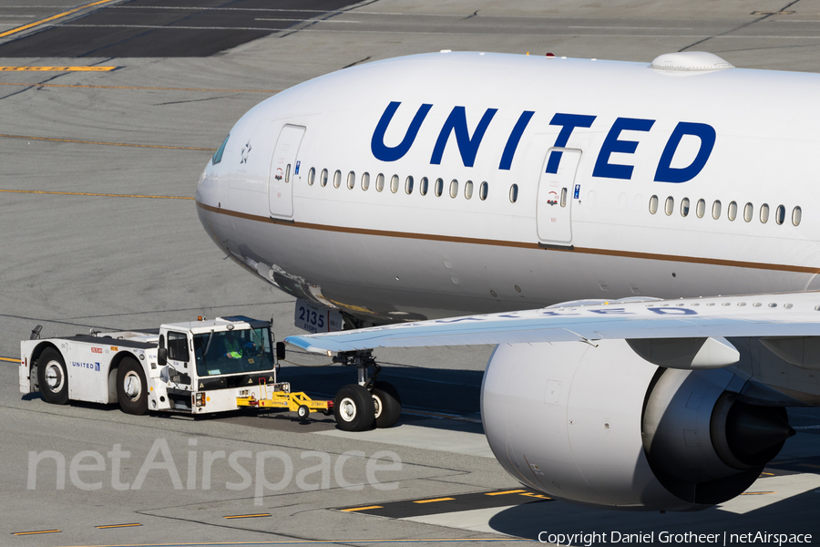 United Airlines Boeing 777-322(ER) (N2135U) | Photo 238824