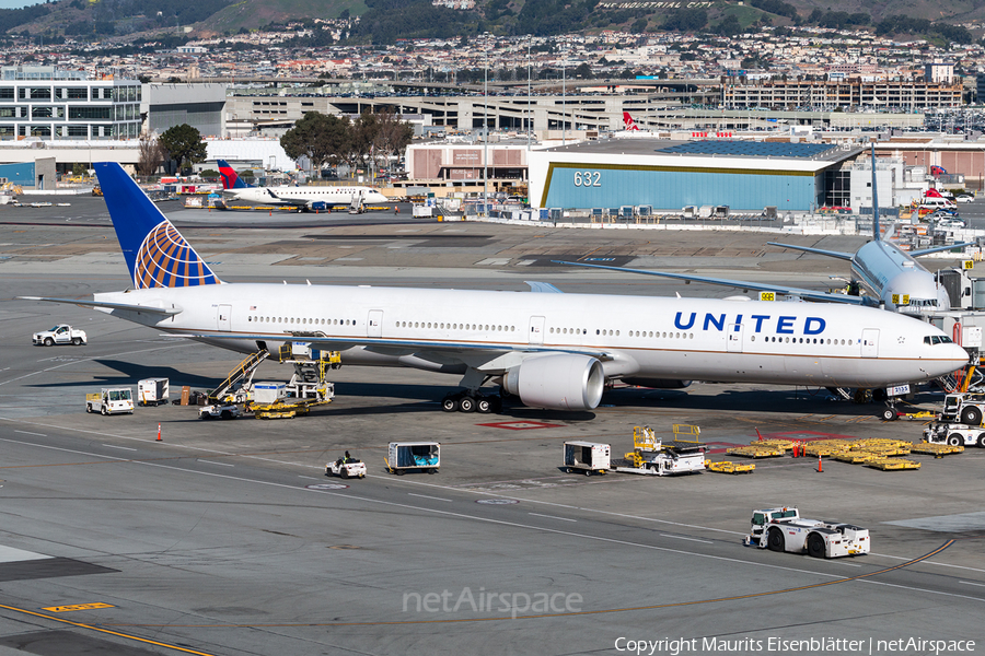 United Airlines Boeing 777-322(ER) (N2135U) | Photo 251493