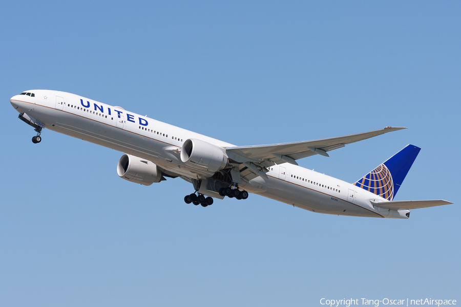 United Airlines Boeing 777-322(ER) (N2135U) | Photo 597023