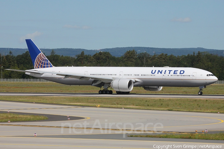 United Airlines Boeing 777-322(ER) (N2136U) | Photo 330352