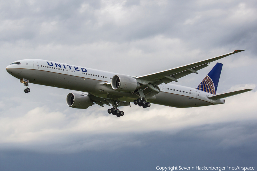 United Airlines Boeing 777-322(ER) (N2136U) | Photo 170175