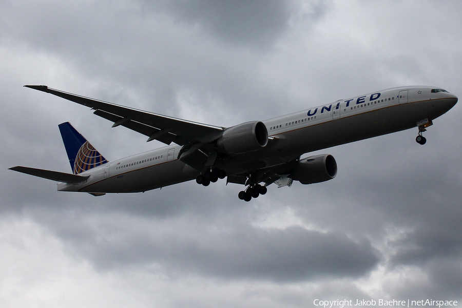 United Airlines Boeing 777-322(ER) (N2136U) | Photo 183694