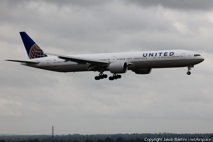 United Airlines Boeing 777-322(ER) (N2136U) | Photo 185531