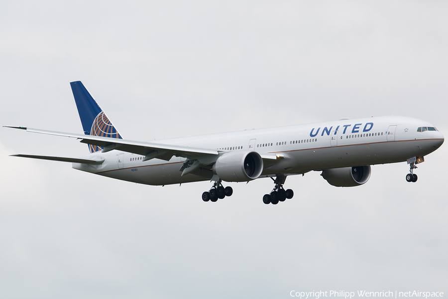 United Airlines Boeing 777-322(ER) (N2136U) | Photo 194111