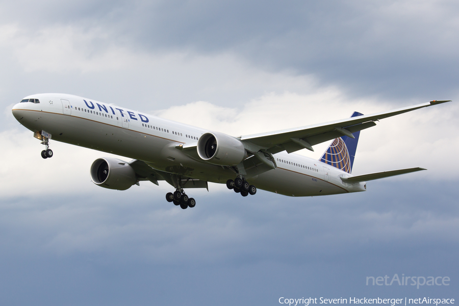 United Airlines Boeing 777-322(ER) (N2136U) | Photo 205143