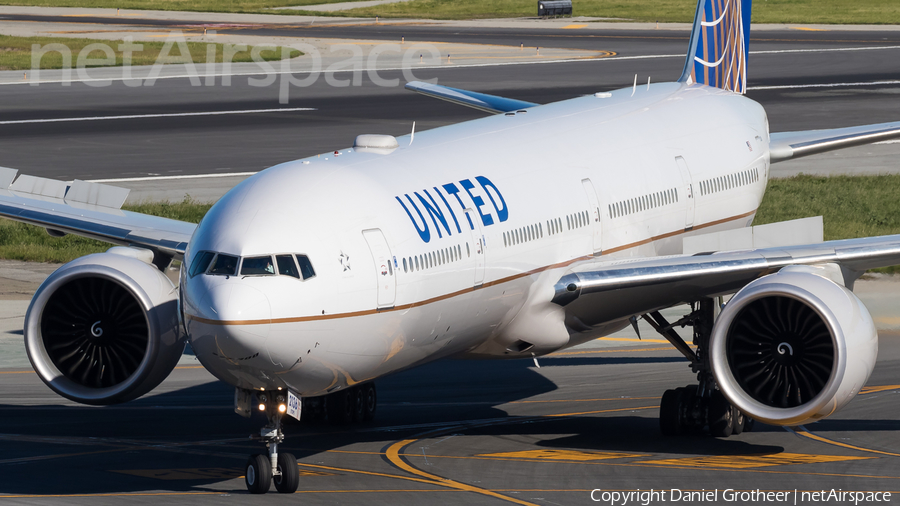 United Airlines Boeing 777-322(ER) (N2136U) | Photo 255367
