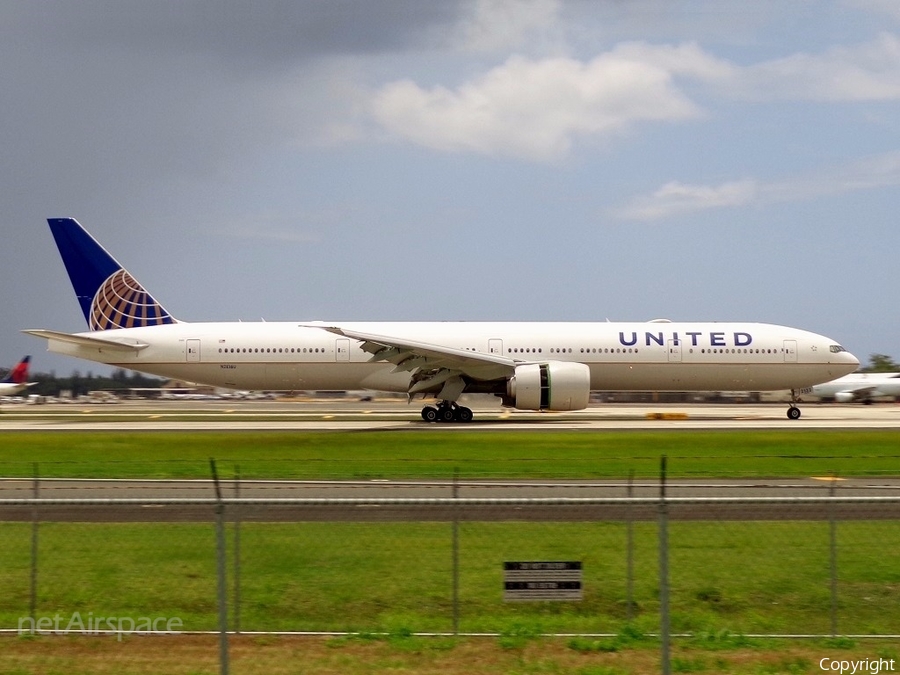United Airlines Boeing 777-322(ER) (N2136U) | Photo 173648