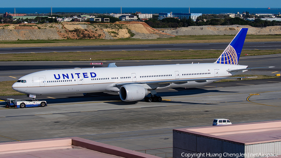 United Airlines Boeing 777-322(ER) (N2136U) | Photo 645920