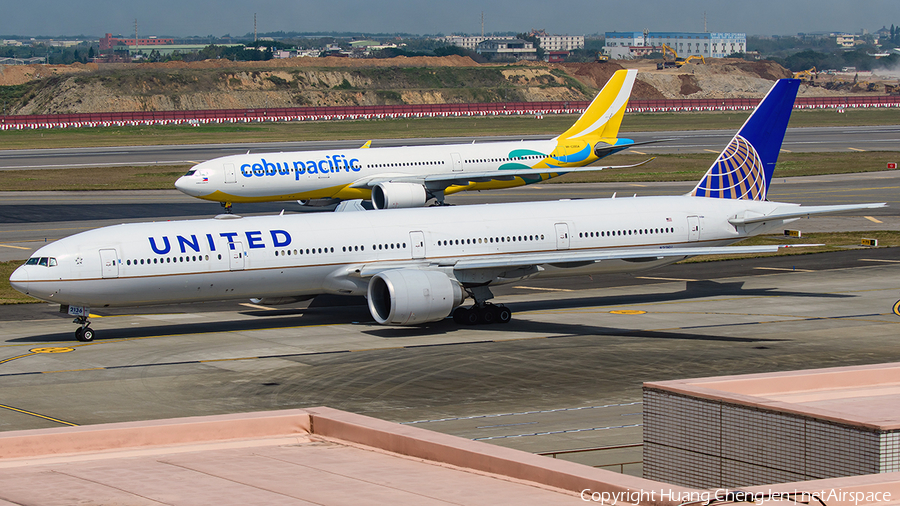 United Airlines Boeing 777-322(ER) (N2136U) | Photo 670128