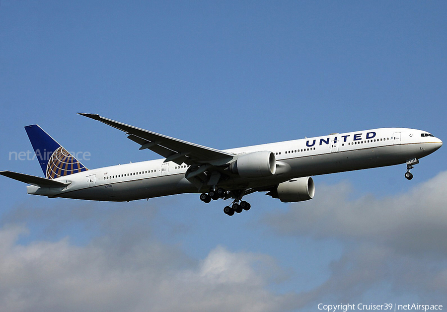 United Airlines Boeing 777-322(ER) (N2138U) | Photo 476925