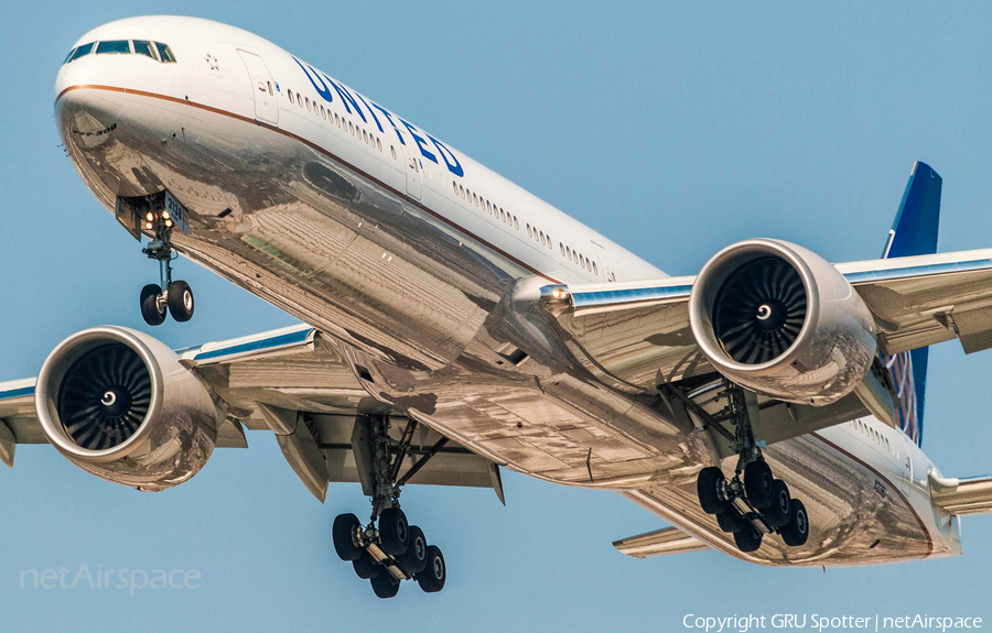 United Airlines Boeing 777-322(ER) (N2138U) | Photo 331570
