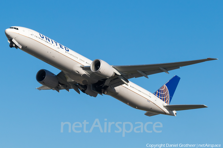 United Airlines Boeing 777-322(ER) (N2138U) | Photo 255393