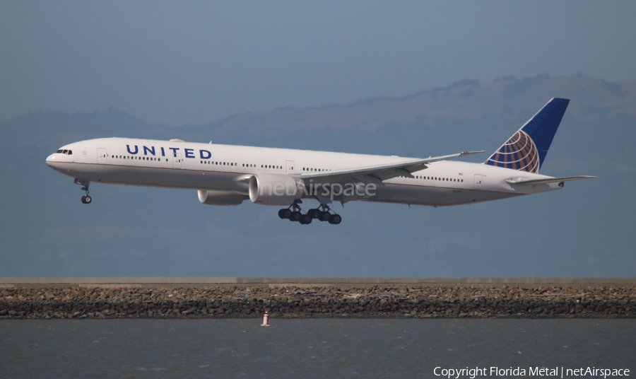 United Airlines Boeing 777-322(ER) (N2138U) | Photo 306694