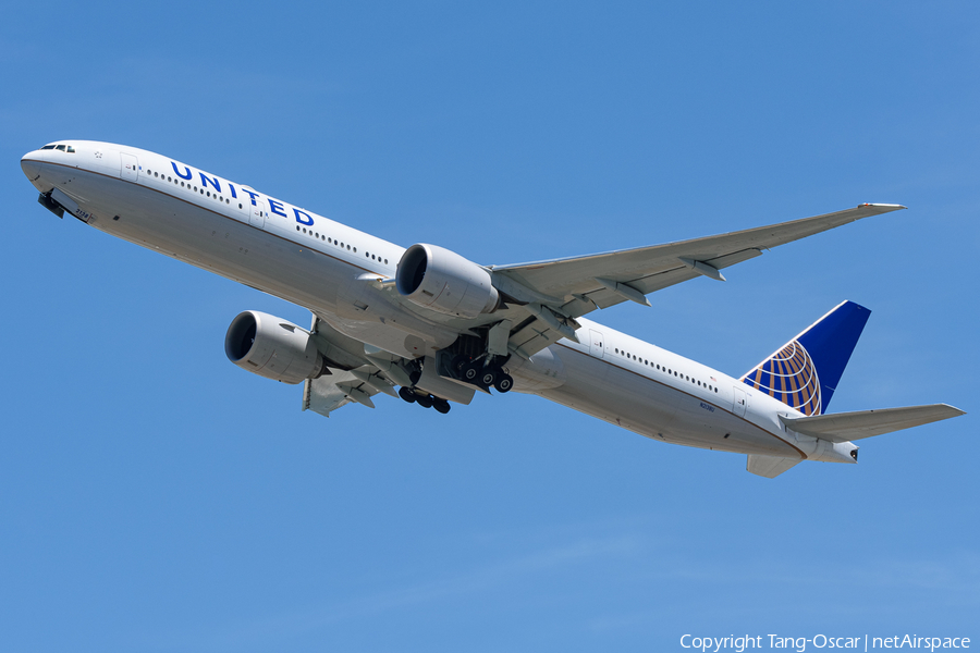 United Airlines Boeing 777-322(ER) (N2138U) | Photo 388858