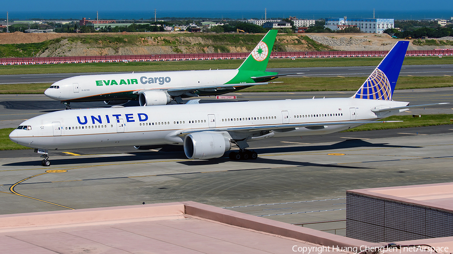 United Airlines Boeing 777-322(ER) (N2138U) | Photo 651321