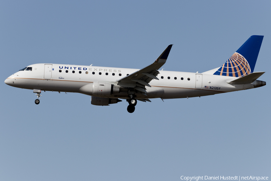 United Express (SkyWest Airlines) Embraer ERJ-175LR (ERJ-170-200LR) (N213SY) | Photo 445751