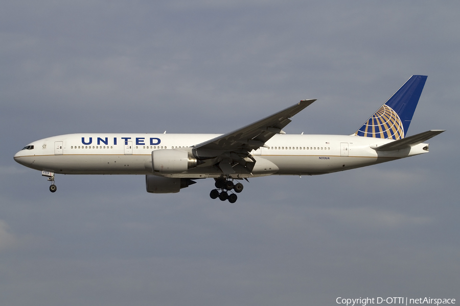 United Airlines Boeing 777-222 (N213UA) | Photo 426228