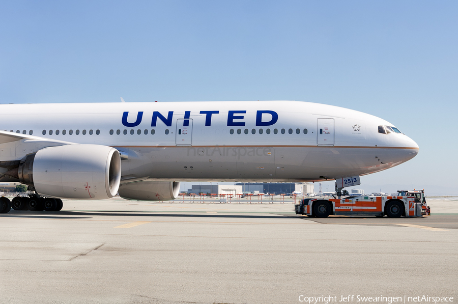 United Airlines Boeing 777-222 (N213UA) | Photo 62402