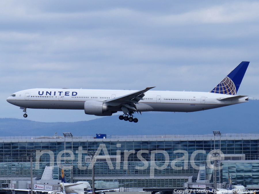 United Airlines Boeing 777-322(ER) (N2140U) | Photo 393183