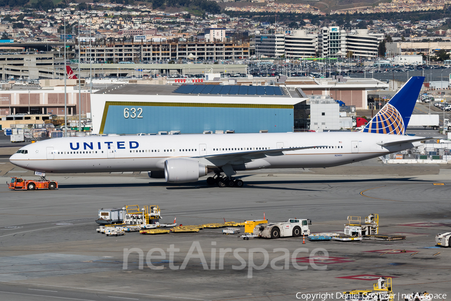 United Airlines Boeing 777-322(ER) (N2140U) | Photo 238829