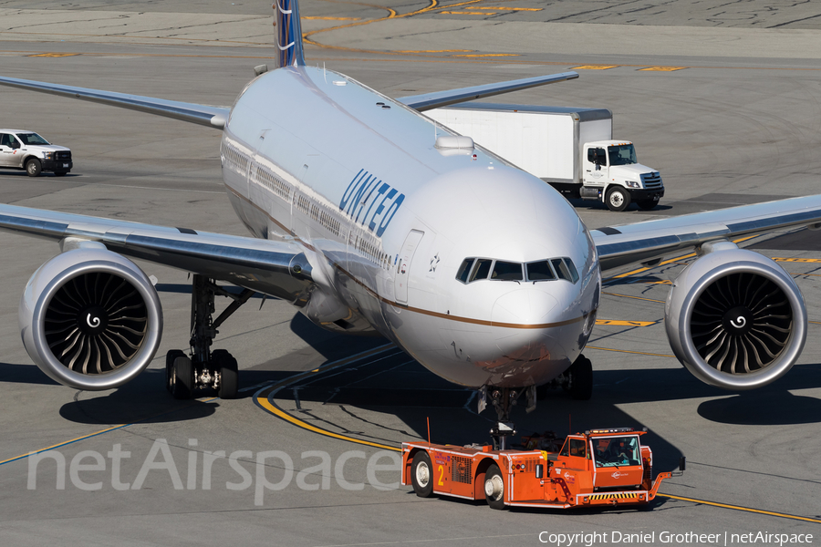 United Airlines Boeing 777-322(ER) (N2140U) | Photo 238830