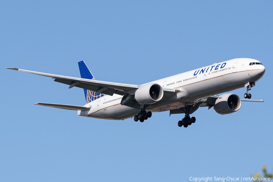 United Airlines Boeing 777-322(ER) (N2142U) | Photo 465888