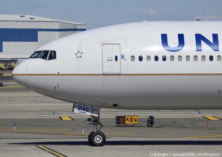 United Airlines Boeing 777-322(ER) (N2142U) | Photo 505158