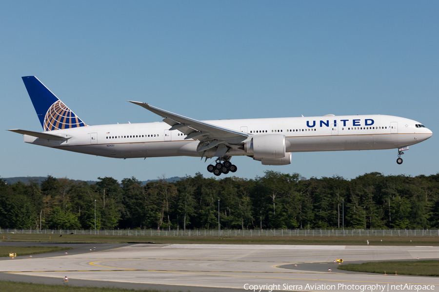 United Airlines Boeing 777-322(ER) (N2142U) | Photo 330689