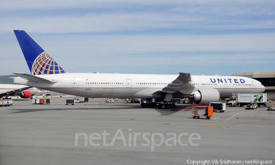 United Airlines Boeing 777-322(ER) (N2142U) | Photo 232560