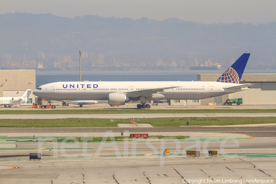 United Airlines Boeing 777-322(ER) (N2142U) | Photo 426765