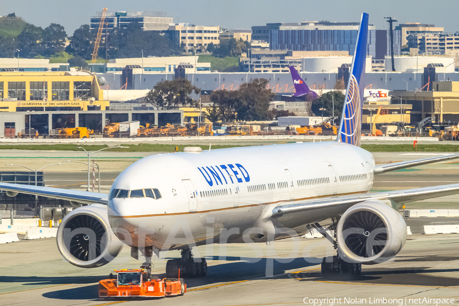 United Airlines Boeing 777-322(ER) (N2142U) | Photo 439490