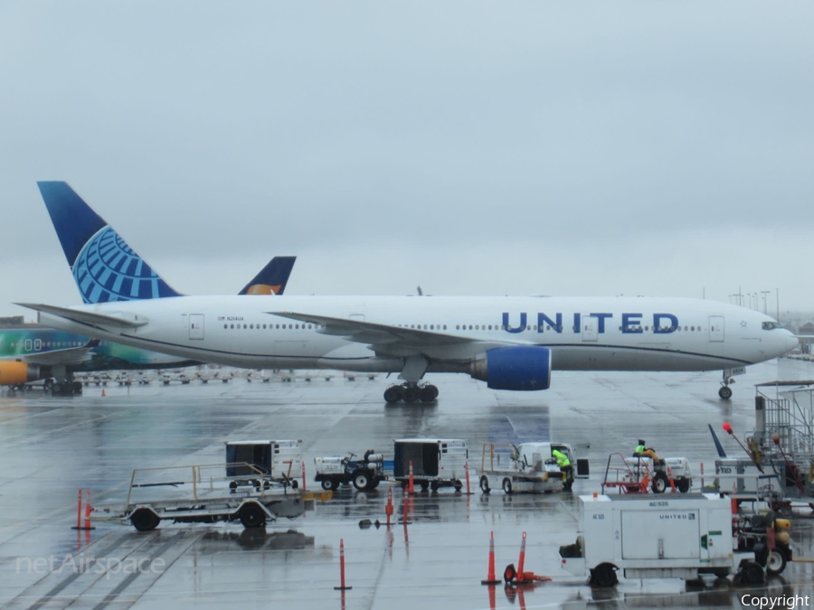 United Airlines Boeing 777-222 (N214UA) | Photo 624831