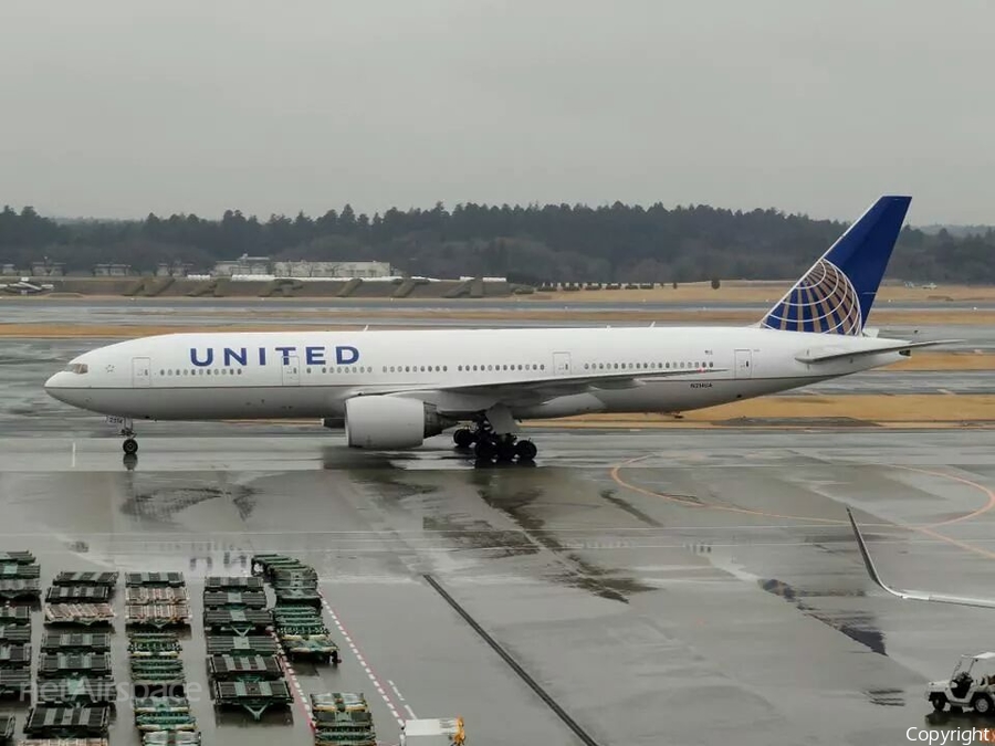 United Airlines Boeing 777-222 (N214UA) | Photo 61942
