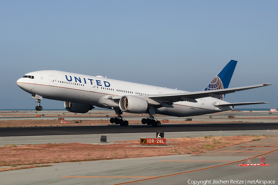 United Airlines Boeing 777-222 (N214UA) | Photo 187781