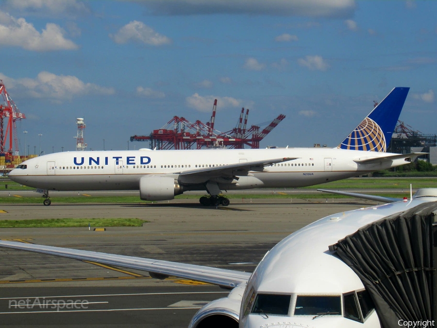 United Airlines Boeing 777-222 (N215UA) | Photo 258332