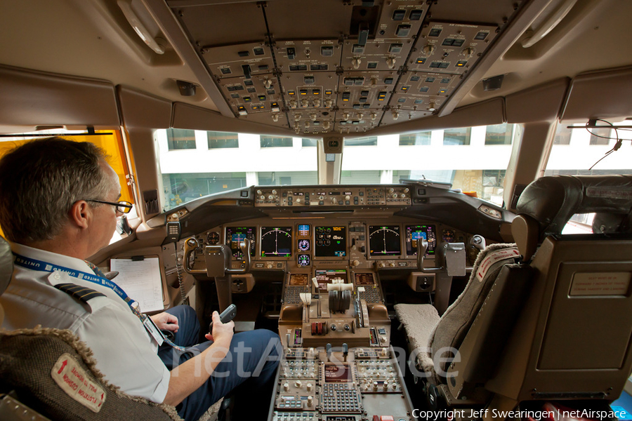 United Airlines Boeing 777-222 (N215UA) | Photo 2928