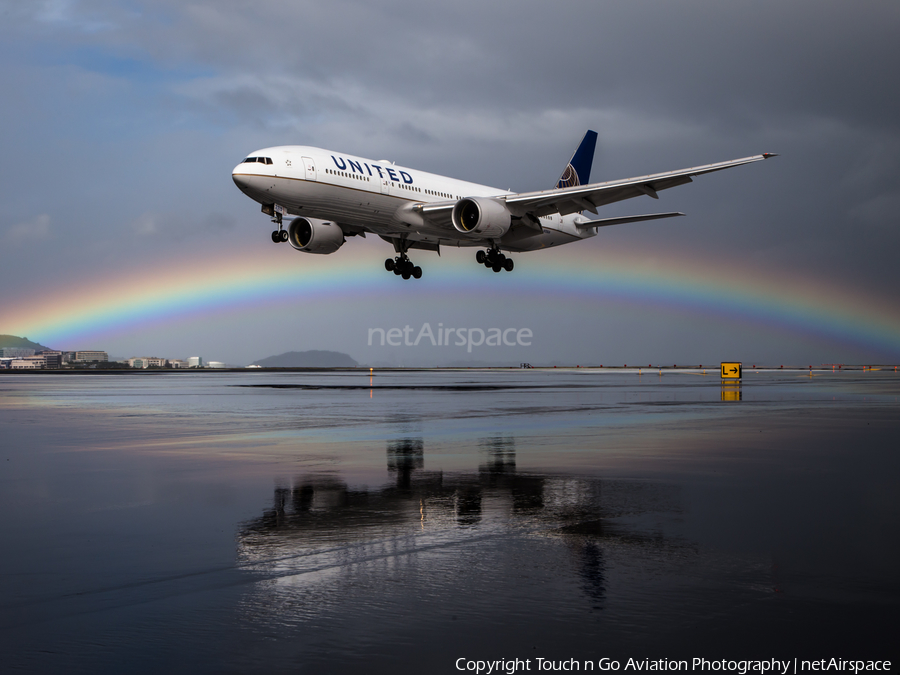 United Airlines Boeing 777-222 (N215UA) | Photo 95211