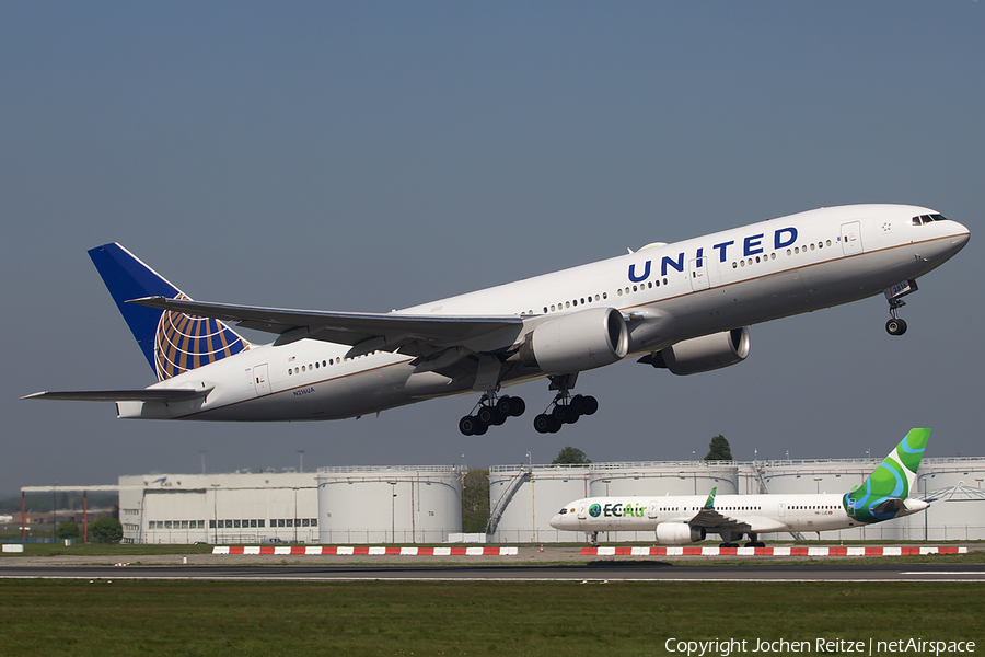 United Airlines Boeing 777-222(ER) (N216UA) | Photo 165073
