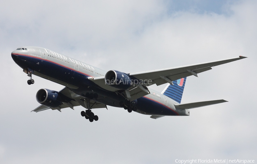 United Airlines Boeing 777-222(ER) (N216UA) | Photo 328590