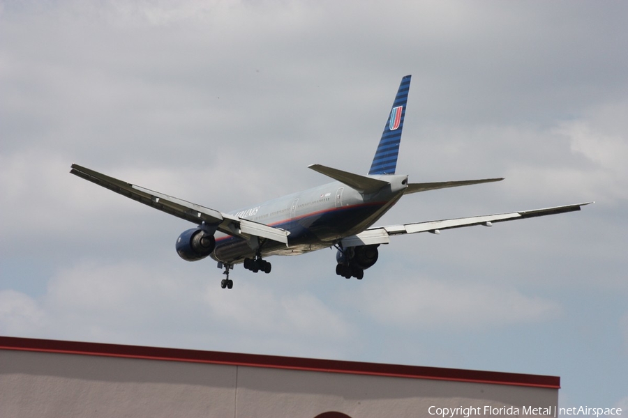 United Airlines Boeing 777-222(ER) (N216UA) | Photo 328591