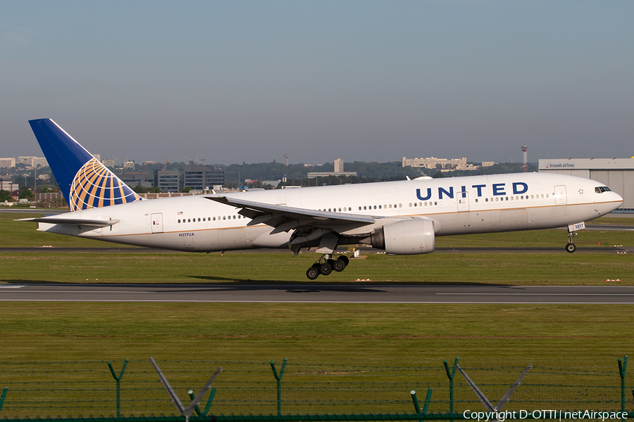 United Airlines Boeing 777-222(ER) (N217UA) | Photo 323558