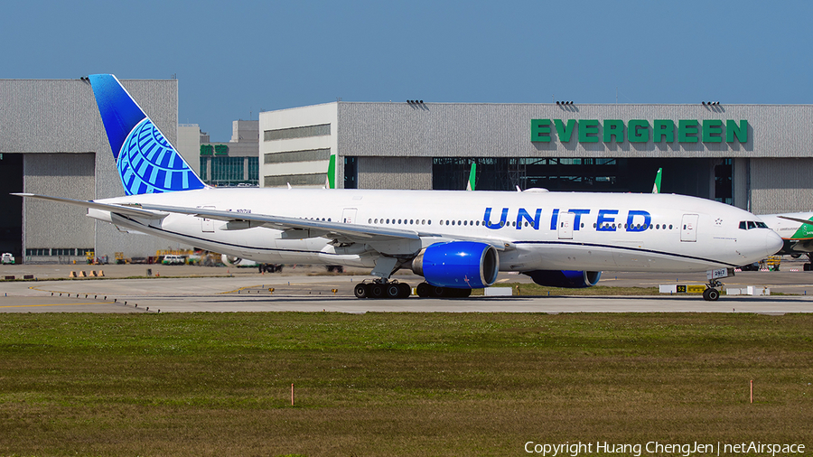 United Airlines Boeing 777-222(ER) (N217UA) | Photo 645991