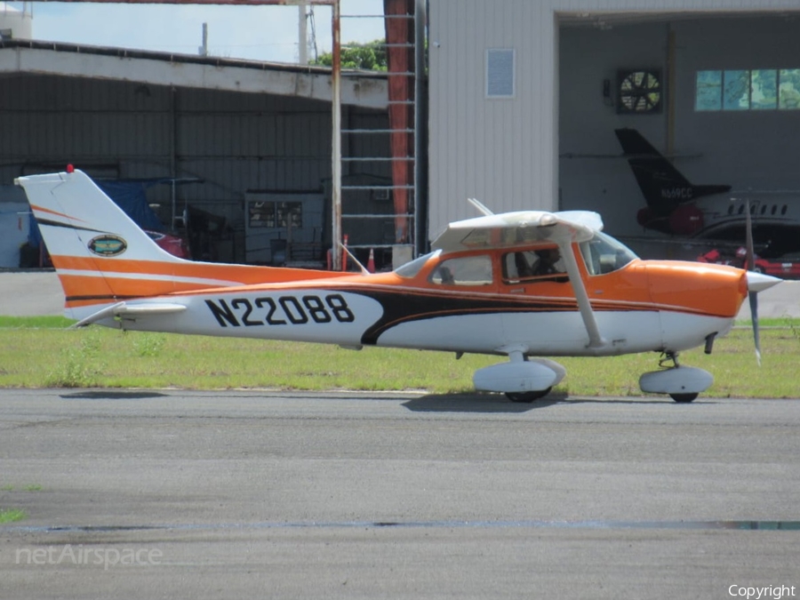 Isla Grande Flying School Cessna 172S Skyhawk SP (N22088) | Photo 454683